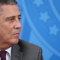 Imagem referente a Moraes mantém prisão de Braga Netto
