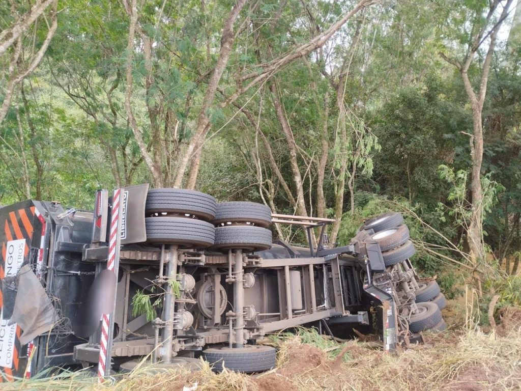 Caminhão-trator tomba às margens da rodovia PR-182 entre Palotina e Rio Piquiri