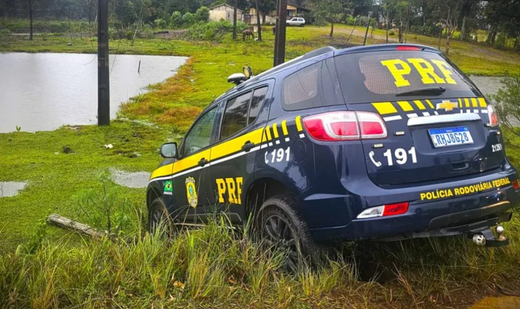 Durante perseguição, viatura da PRF se acidenta em Inácio Martins Durante perseguição, viatura da PRF se acidenta em Inácio Martins