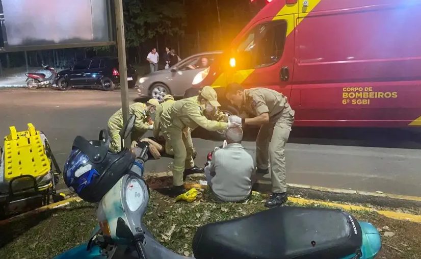 Colisão entre carro e moto deixa duas pessoas feridas em Umuarama Colisão entre carro e moto deixa duas pessoas feridas em Umuarama
