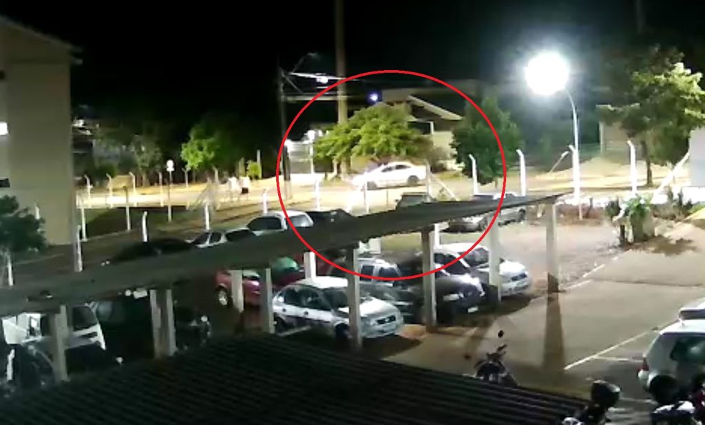 Vídeo mostra homem dirigindo perigosamente com bebê de 6 meses no carro antes de atropelar mulher em Cascavel