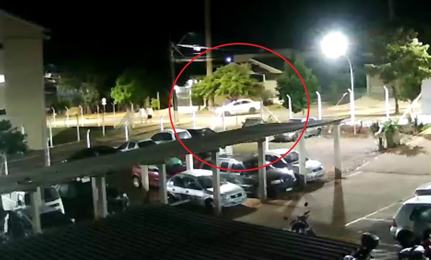 Vídeo mostra homem dirigindo perigosamente com bebê de 6 meses no carro antes de atropelar mulher em Cascavel