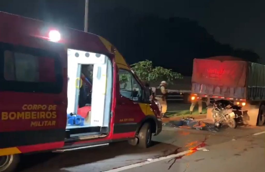 Piloto de 28 anos morre ao atingir traseira de carreta em Foz do Iguaçu