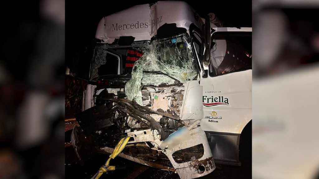 Noite chuvosa resulta em colisão traseira entre caminhões e um ferido na PR-495, em Santa Helena