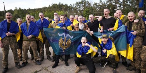 Rússia e Ucrânia libertam 390 prisioneiros cada em primeira troca Imagem referente a Rússia e Ucrânia libertam 390 prisioneiros cada em primeira troca