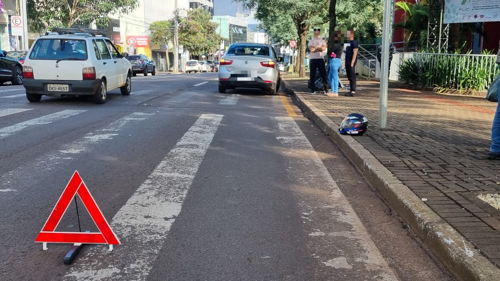 Acidente entre moto e carro é registrado na Rua Paraná Acidente entre moto e carro é registrado na Rua Paraná