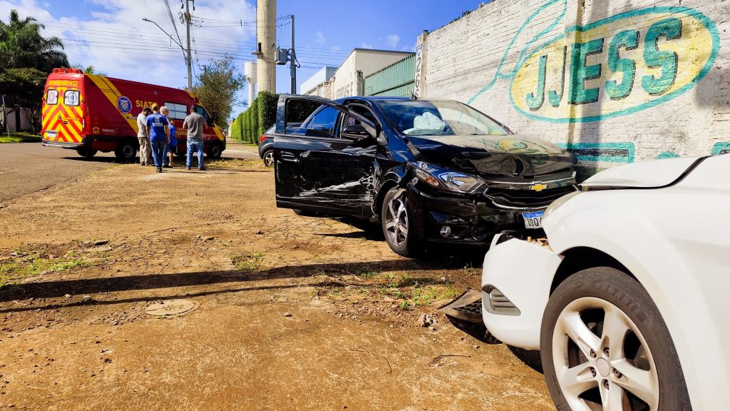 Três carros e caminhão se envolvem em acidente com vítimas no São Cristóvão Três carros e caminhão se envolvem em acidente com vítimas no São Cristóvão
