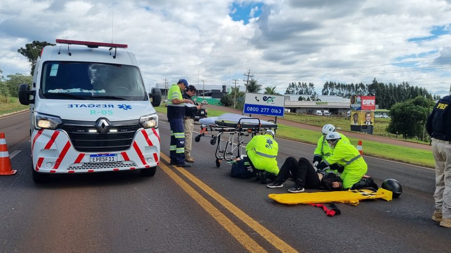 Motociclista sofre acidente e fica caído no meio da rodovia BR-277