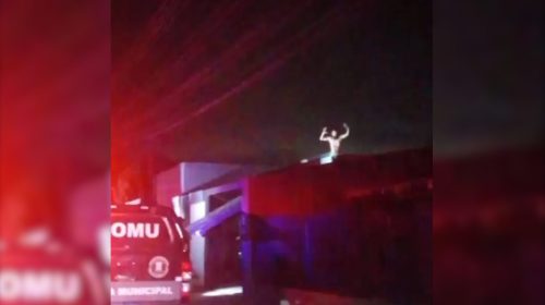 Homem bate na mulher e sobe em telhado de cueca para fugir de prisão Imagem referente a Homem bate na mulher e sobe em telhado de cueca para fugir de prisão