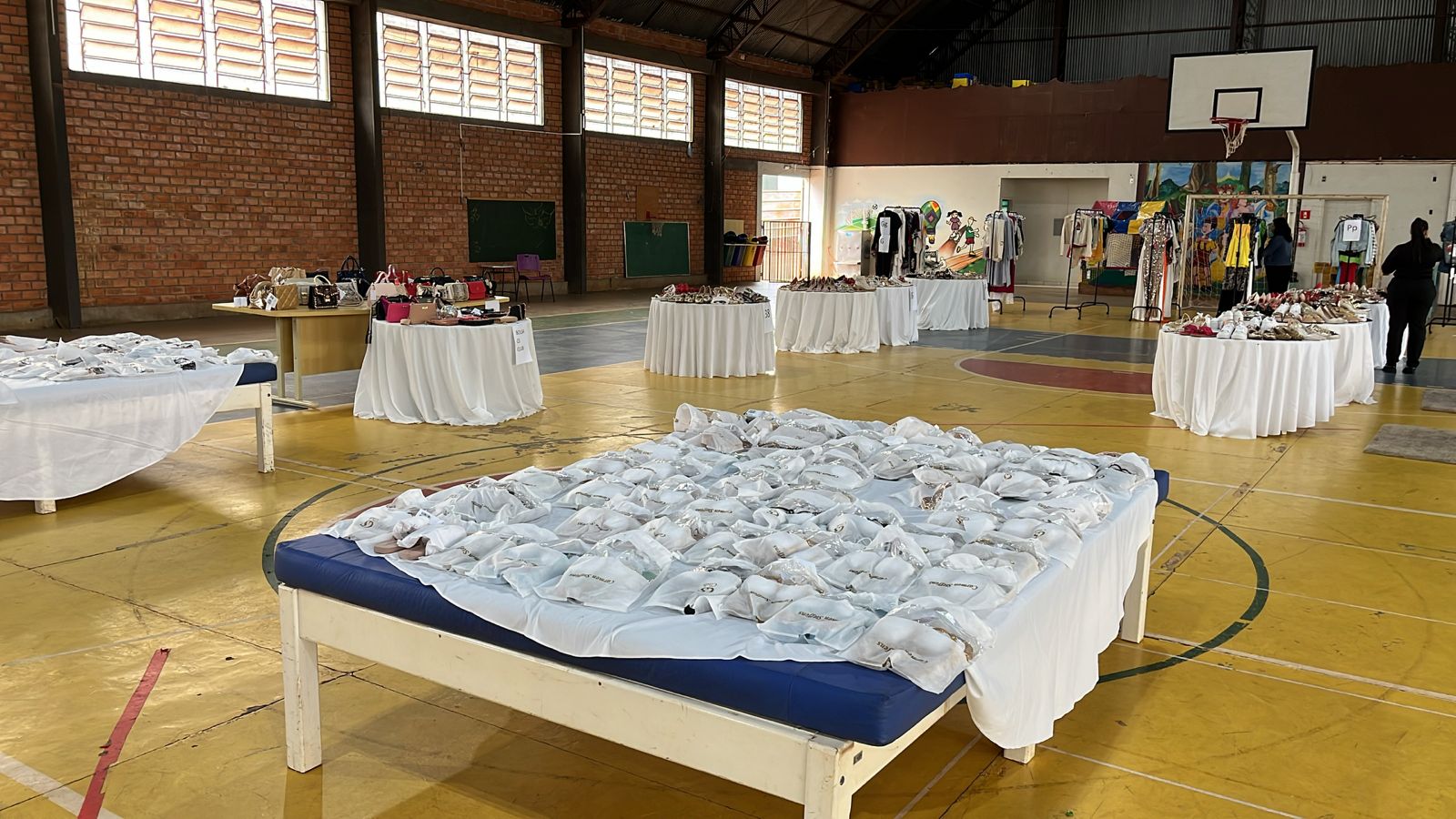 APAE de Cascavel recebe bazar de grife com produtos com até 50% de desconto