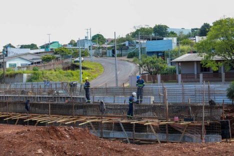 Ponte do XIV de Novembro dá passo decisivo com içamento de vigas em Cascavel Ponte do XIV de Novembro dá passo decisivo com içamento de vigas em Cascavel