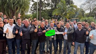 Estradas rurais: Estado entrega 62 retroescavadeiras para obras nos municípios
