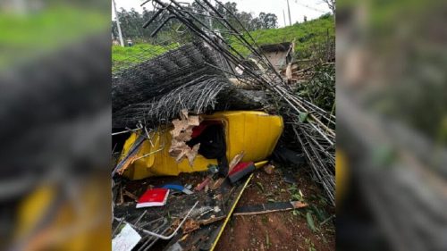 Motorista morre após caminhão sair da pista e carga de ferro cair sobre cabine Motorista morre após caminhão sair da pista e carga de ferro cair sobre cabine
