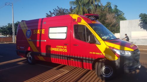 Menina quebra o braço após tropeçar e cair Menina quebra o braço após tropeçar e cair