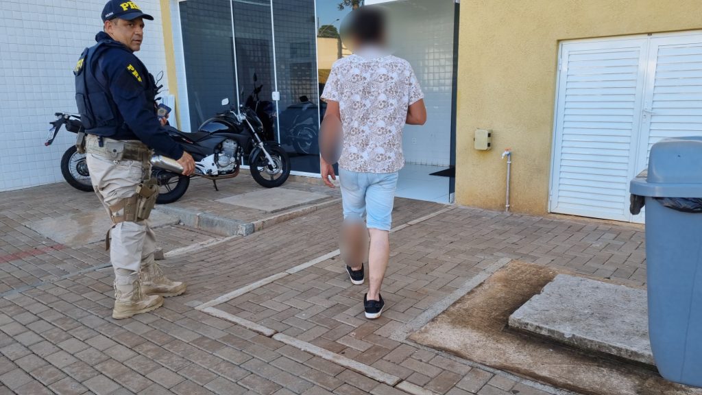 Rapaz é preso após capotar carro na BR-163