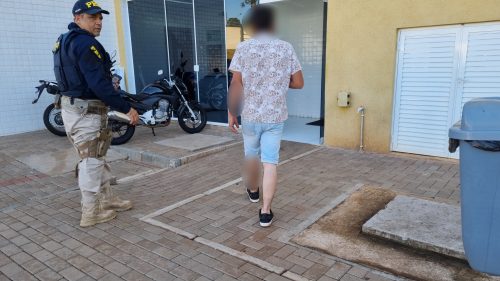Rapaz é preso após capotar carro na BR-163 Rapaz é preso após capotar carro na BR-163