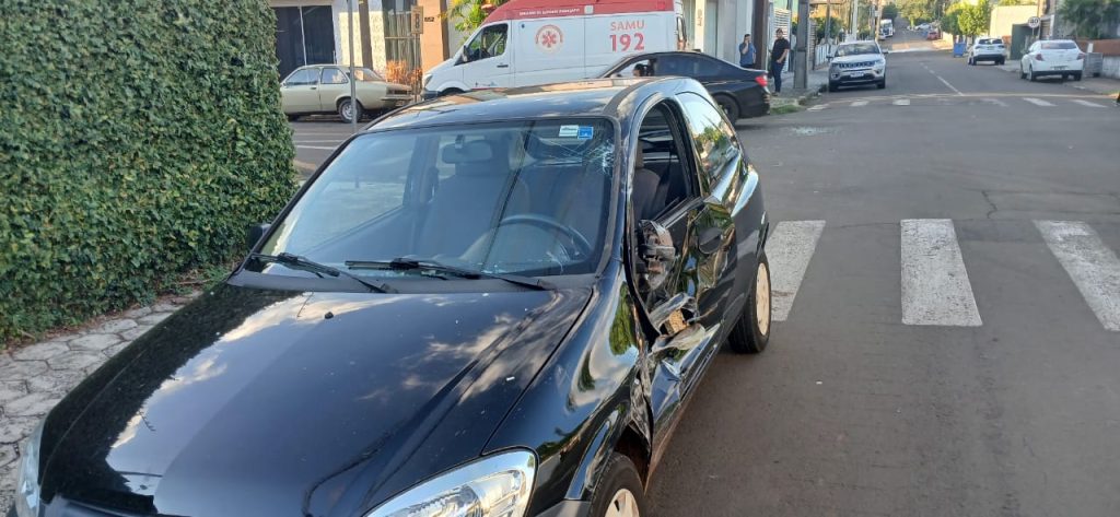 Forte batida entre Celta e caminhonete deixa homem ferido