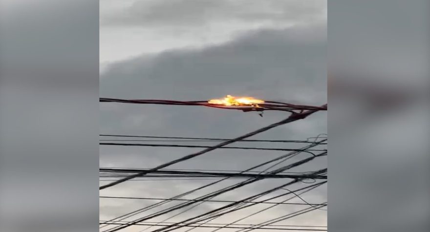 Moradora registra fogo em fios de energia na Região Oeste