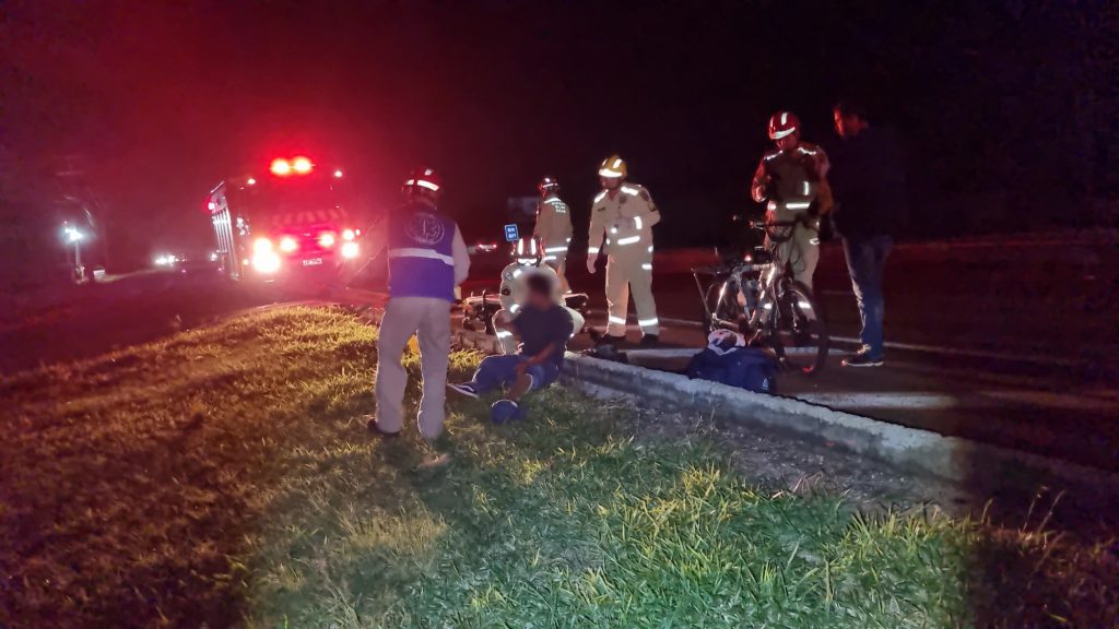 Homem é socorrido pelo Siate após cair com bicicleta motorizada na BR-277