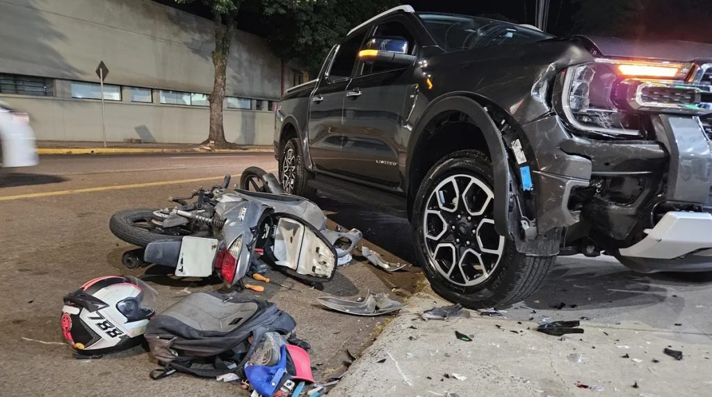 Noite agitada registra dois acidentes com moto no mesmo local em poucos minutos