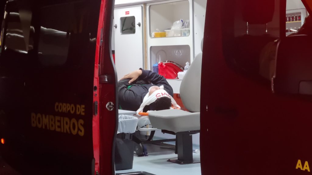 Acidente entre carro e moto na Rua Manaus deixa rapaz ferido