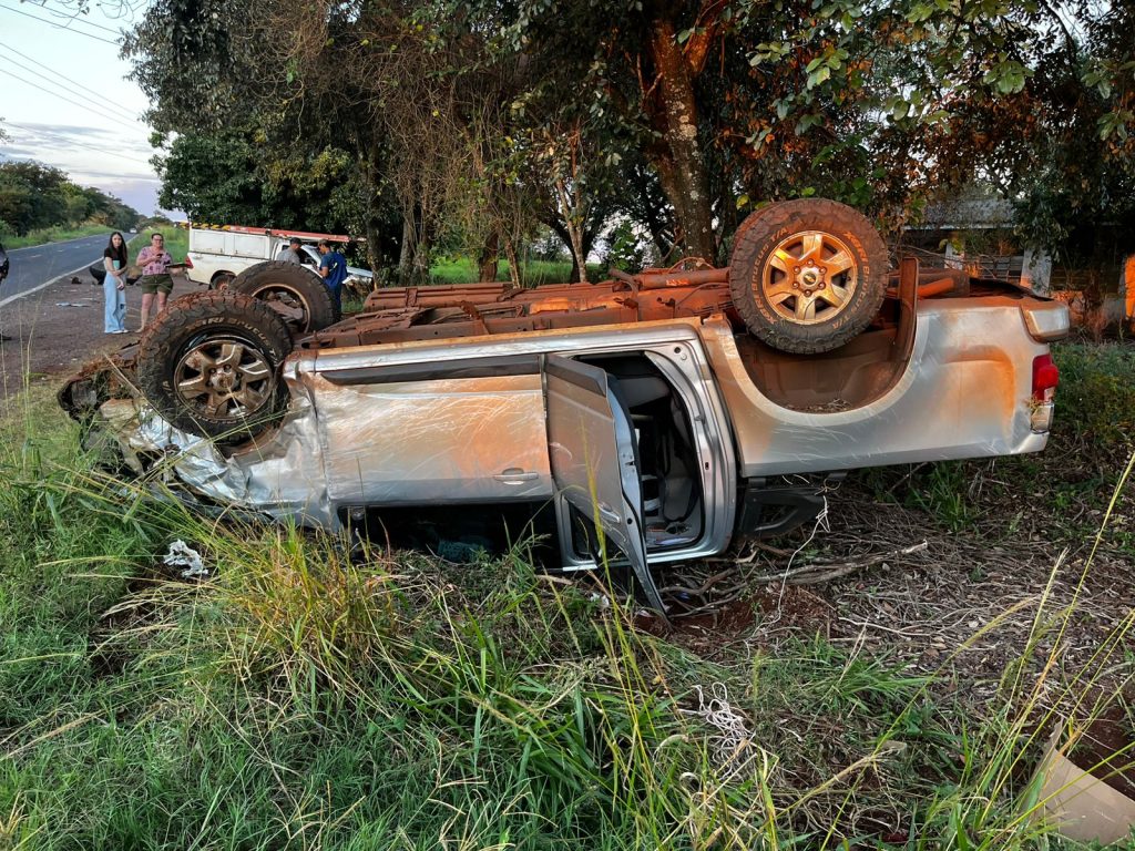 Caminhonete S-10 capota ao se envolver em acidente com Hilux em Santa Helena