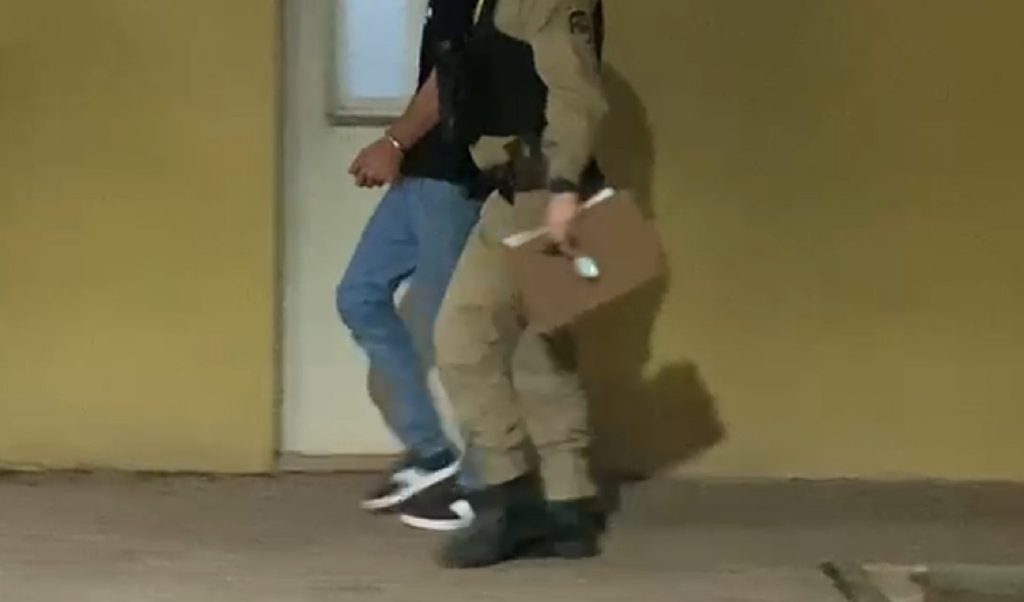 PM flagra adolescente de 16 anos dirigindo embriagado no centro de Boa Vista da Aparecida
