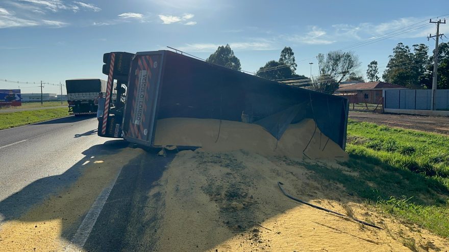 Semirreboque tomba na BR-277 em Cascavel e carga de farelo fica espalhada às margens da rodovia