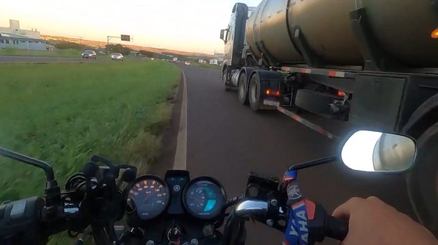 Vídeo flagra caminhoneiro jogando carreta contra motociclista na PRc-467, em Cascavel