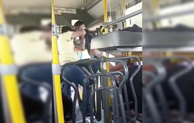 Homens trocam porrada por assento em busão: “Tá drogado, véi”