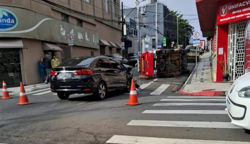 Motorista fura preferencial e provoca capotamento de veículo do Corpo de Bombeiros