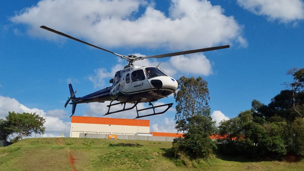 Homem é levado de helicóptero para HU após colisão entre caminhões na BR-277