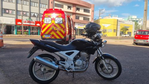 Motociclista fratura o ombro em acidente na Avenida Carlos Gomes