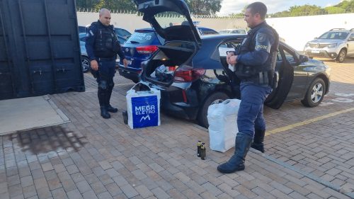 Dupla é detida pelo GPOM com carro abarrotado de produtos do Paraguai e Argentina