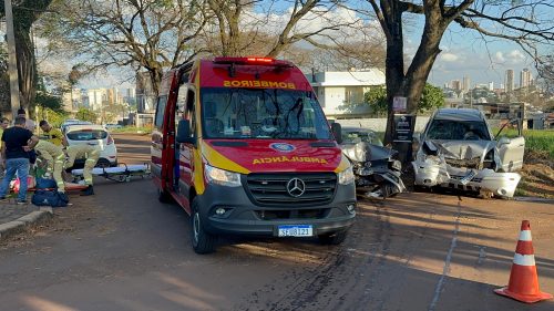 Colisão violenta no Bairro Canadá deixa mulher ferida e carros destruídos