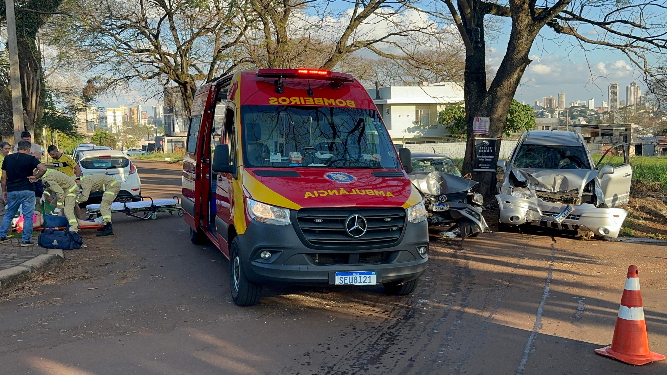 Colisão violenta no Bairro Canadá deixa mulher ferida e carros destruídos