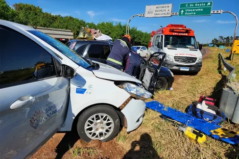 Acidente envolvendo três veículos deixa mãe e filho feridos na PR-323