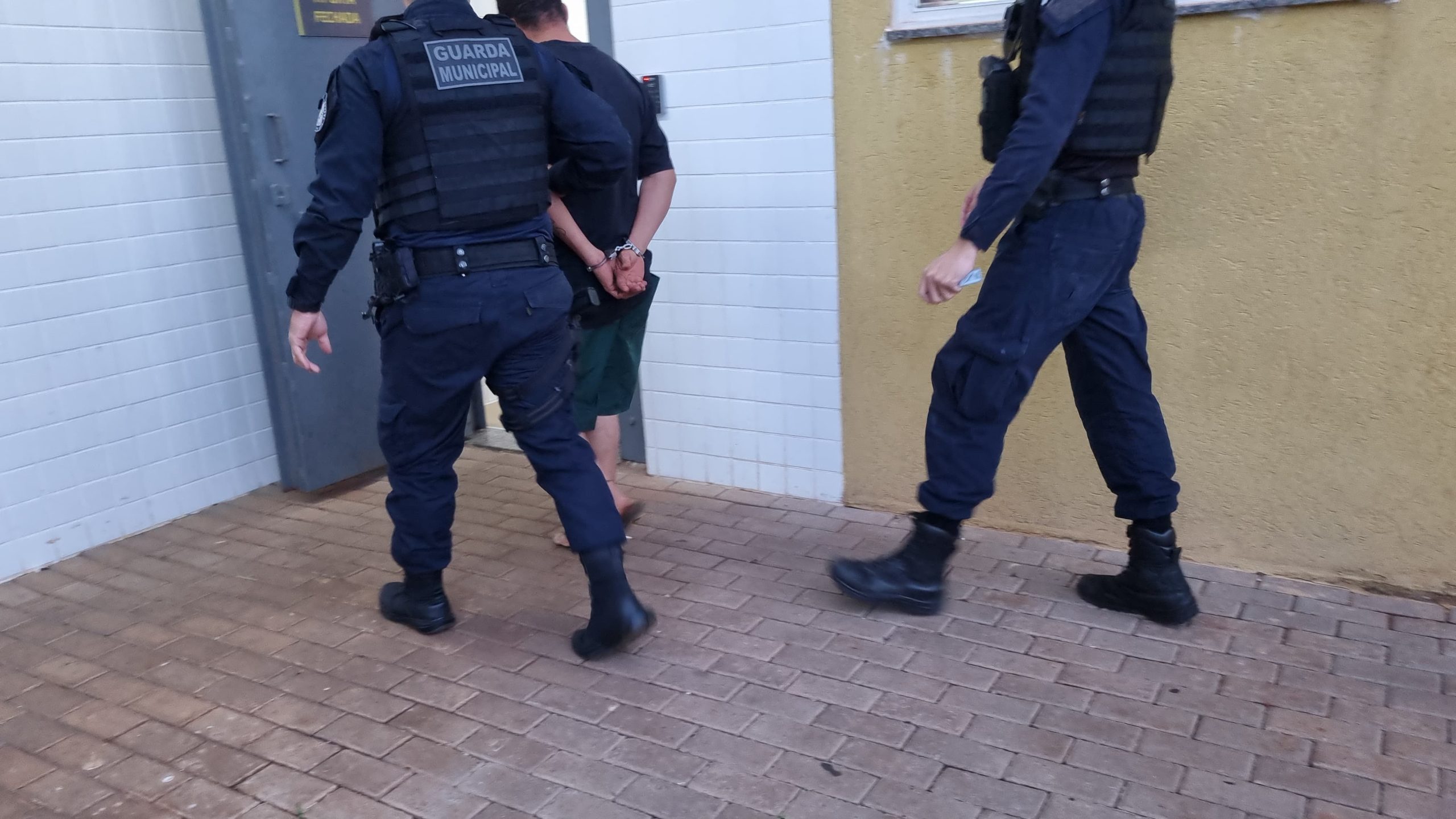Após briga, homem ameaça colocar fogo na casa da companheira e é detido pela GM