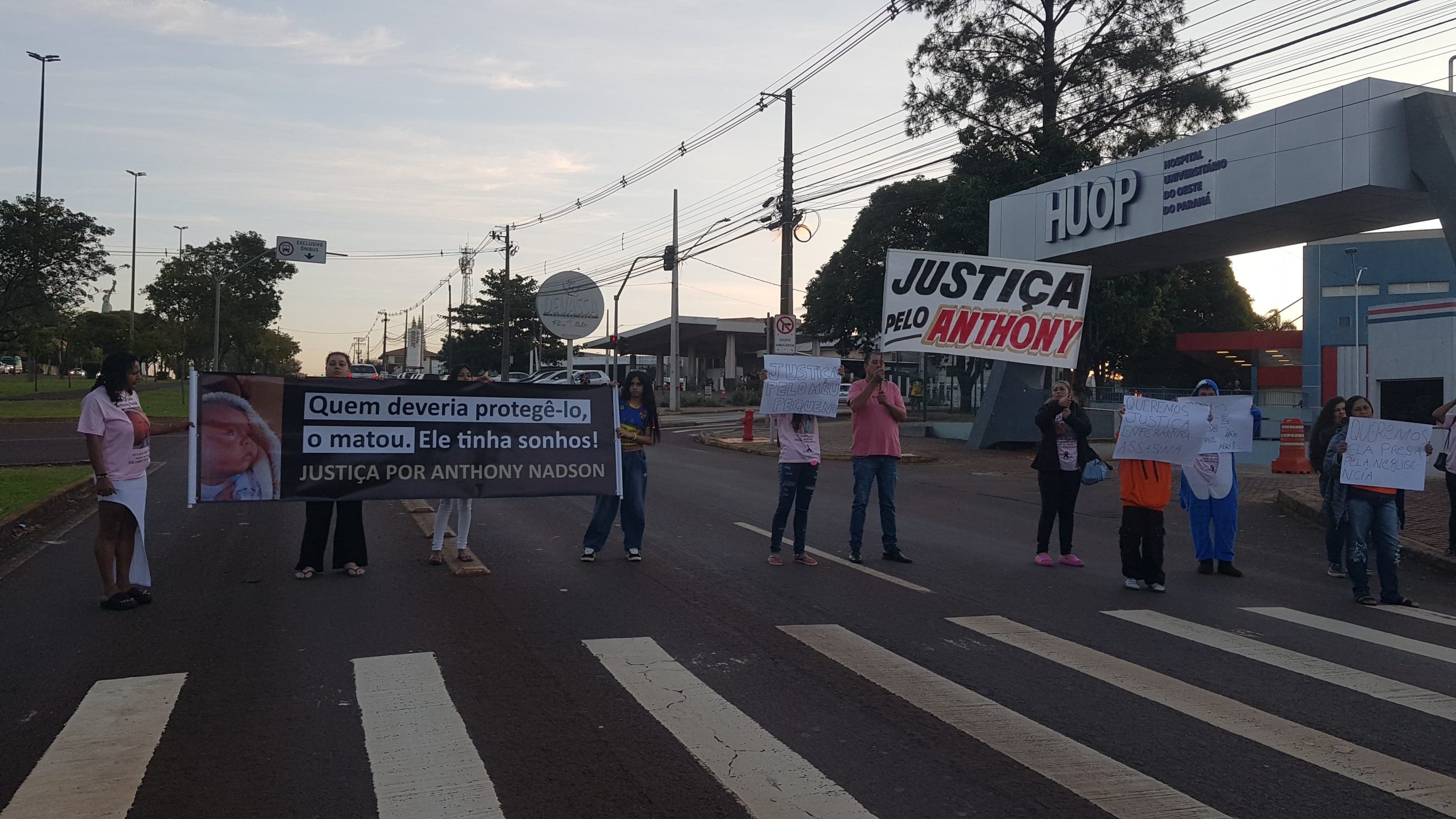 Morte de bebê em Cascavel: Família realiza manifestação e pede justiça em frente ao HUOP