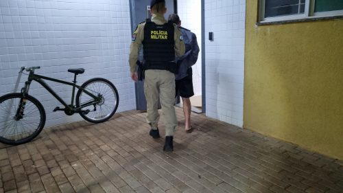 Homem dá tapas na esposa e acaba detido pela PM no Bairro Cataratas