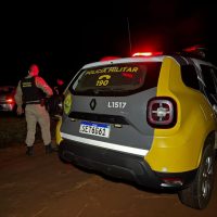 Marido é detido após ameaçar “arrancar sua cabeça” caso esposa saísse de casa Imagem referente a Marido é detido após ameaçar “arrancar sua cabeça” caso esposa saísse de casa