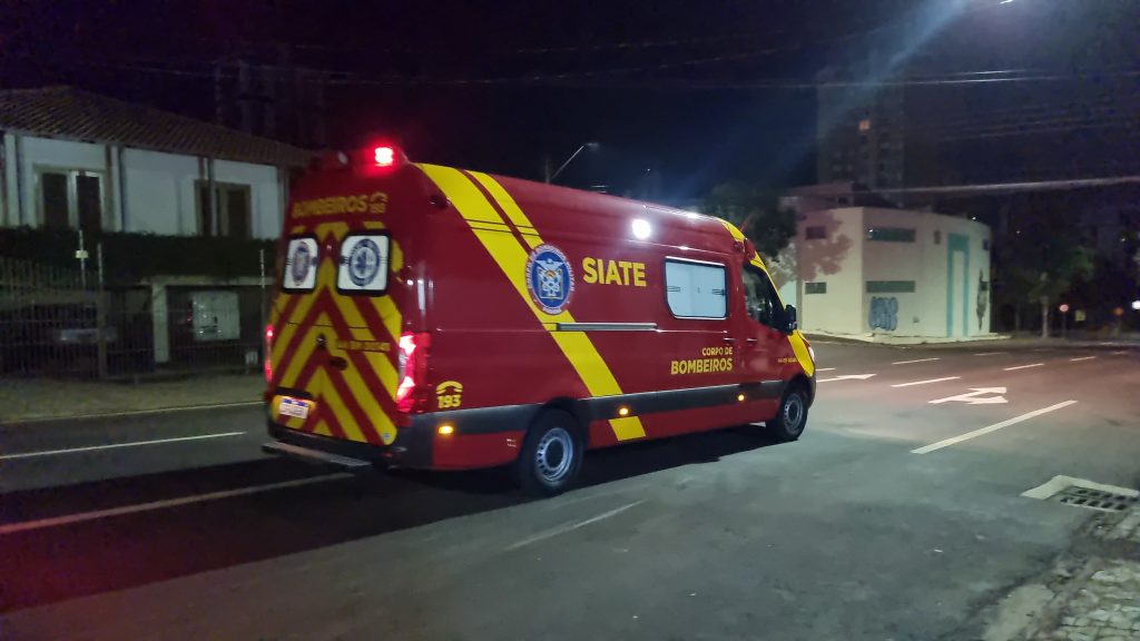 Rapaz cai de patinete e fica ferido na Rua Antonina