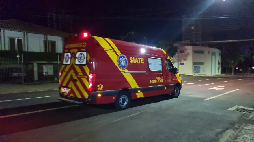 Rapaz cai de patinete e fica ferido na Rua Antonina