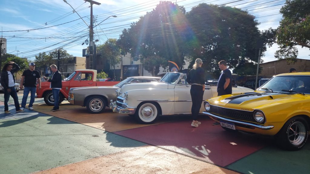 Domingo de nostalgia: caravana de carros antigos encanta na Feira do Teatro
