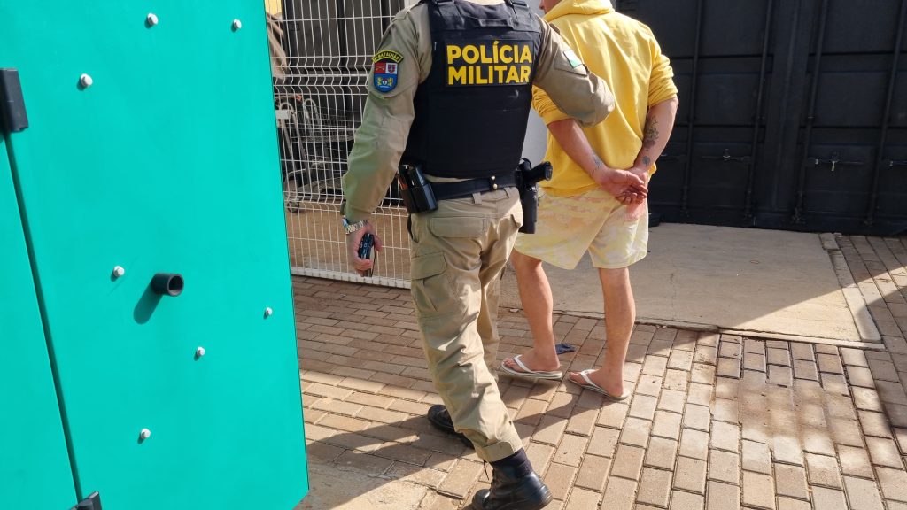 Rapaz é detido pela PM após ser acusado de ameaçar a companheira
