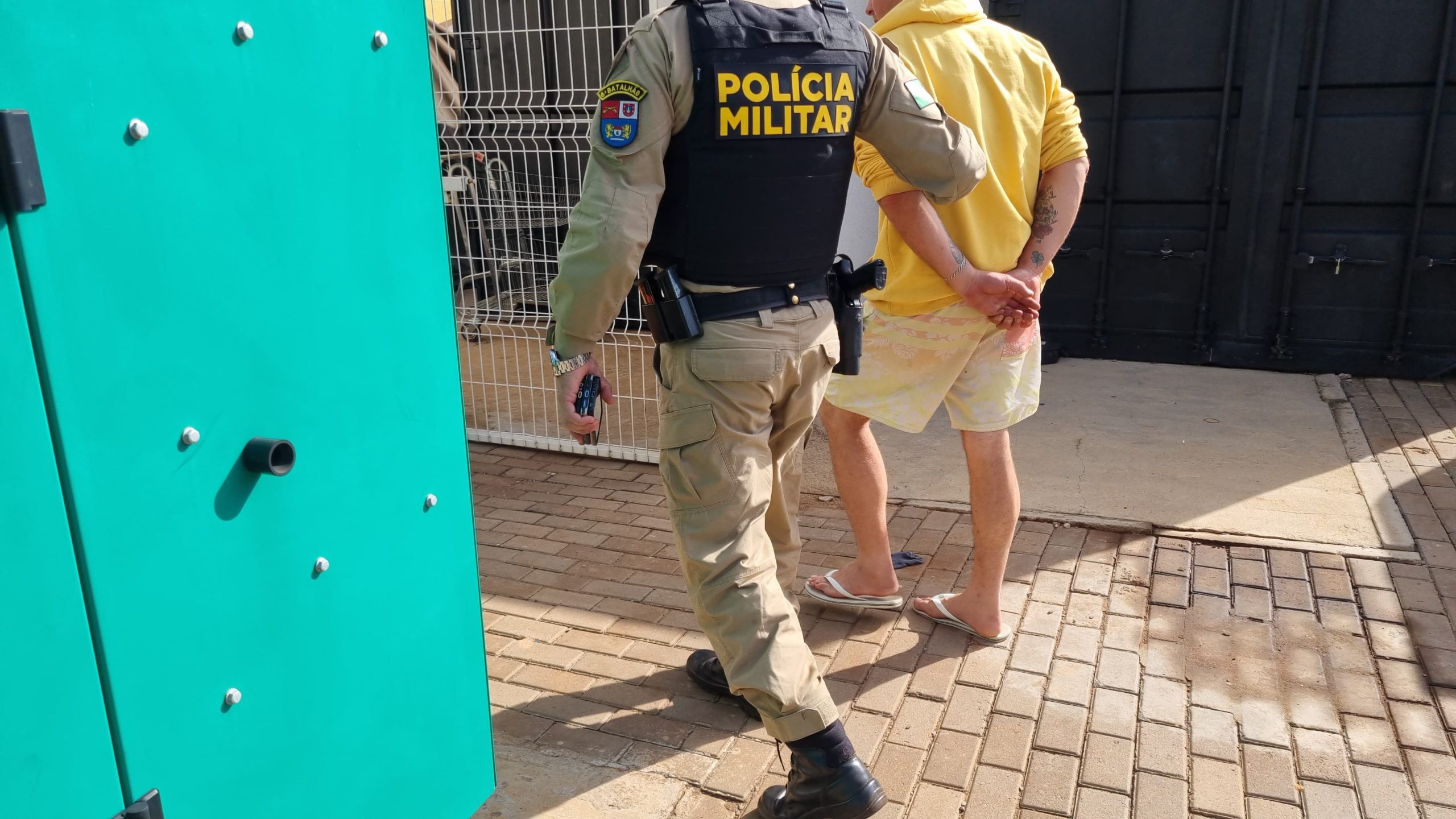 Rapaz é detido pela PM após ser acusado de ameaçar a companheira