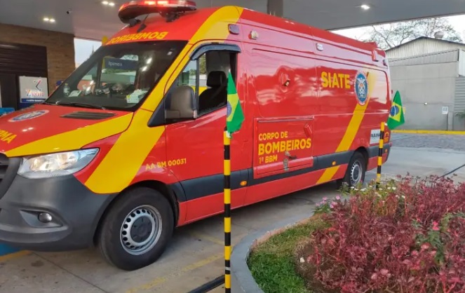Homem é atacado por trio de assaltantes e leva golpe de martelo na cabeça