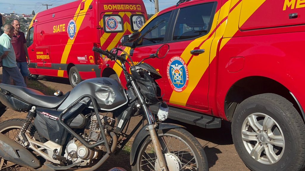 Forte colisão entre carro e moto deixa duas pessoas feridas na Rua Europa