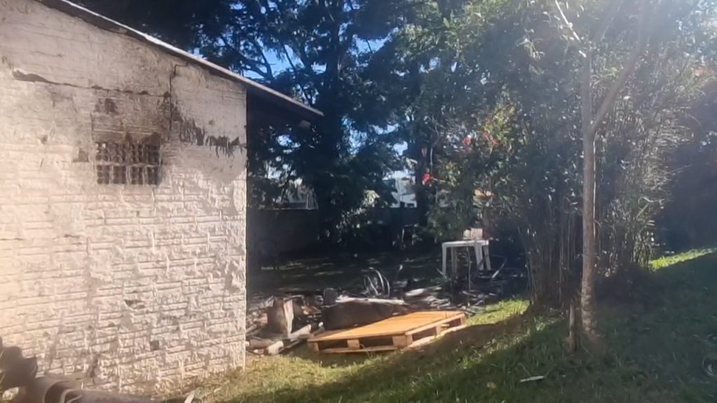 Bombeiros combatem fogo pequeno depósito aos fundos de um terreno no Bairro Canadá