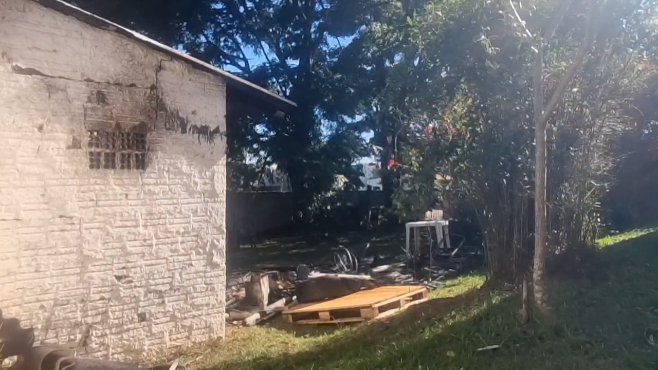 Bombeiros combatem fogo pequeno depósito aos fundos de um terreno no Bairro Canadá